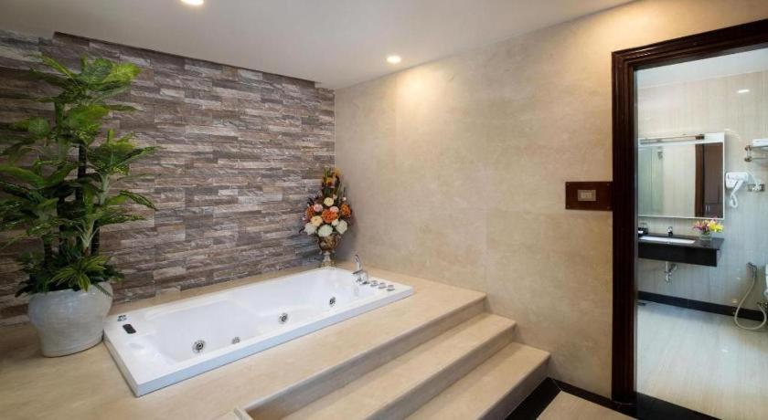 Tuyen Quang Royal Palace Hotel מראה חיצוני תמונה